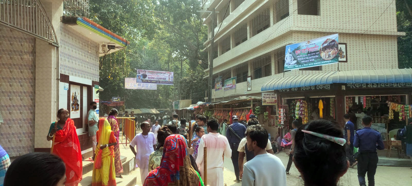সীতাকুণ্ডে পদচারণে মুখর শিব চতুর্দশী মেলা