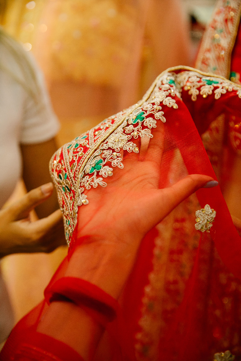 বেনারসি, কাঞ্জিভরম, ভারী জরির কাজ করা সিল্ক বা কাতান শাড়ি বাড়িতে না ধুয়ে ড্রাই ক্লিন করানোই ভালো। ছবি: পেক্সেলস