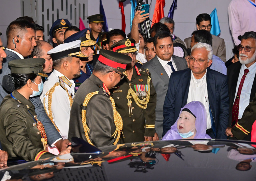 খালেদা জিয়াকে দেখতে হাসপাতালে গেলেন ৩ বাহিনীর প্রধানেরা