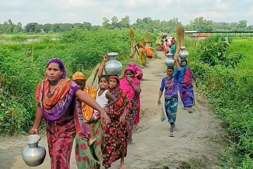 প্রতিদিন সকালে বাজারে সকাল ৮টা থেকে ৯টা পর্যন্ত এক ঘণ্টার জন্য বসে দুধের বাজার। সাধারণত ধলেশ্বরী নদী চরের নারী-পুরুষেরাই বিক্রেতা। রাত ও সকালে দুই বার গরুর দুধ দুইয়ে তা মাথায় কলসি করে নিয়ে আসেন তাঁরা। এই সময়ের মধ্যেই ২০০ থেকে ২৫০ মণ দুধ বিক্রি হয়। সাটুরিয়া উপজেলার গোপালপুর গ্রাম, মানিকগঞ্জ, ৩০ নভেম্বর ২০২৪। ছবি: আব্দুর রাজ্জাক