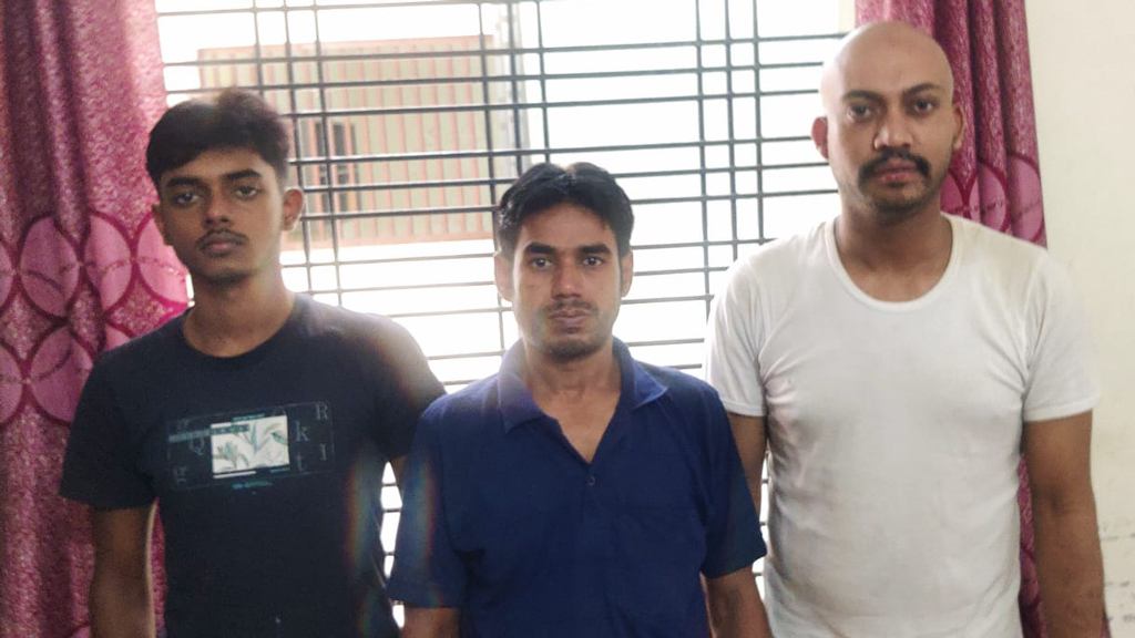বিজিবির কাছে তিন বাংলাদেশিকে হস্তান্তর বিএসএফের