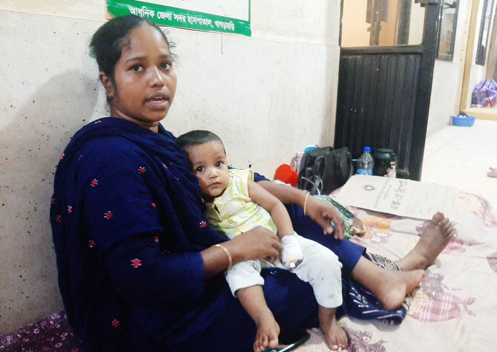 খাগড়াছড়ি আধুনিক সদর হাসপাতালের শনিবার ১৬ জন শিশু নতুন করে ভর্তি হয়েছে। ছবি: আজকের পত্রিকা