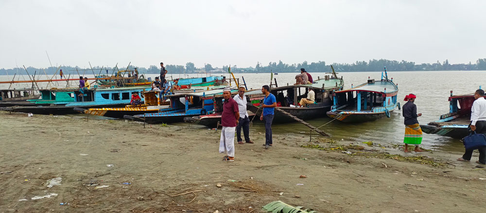 রায়পুরার মেঘনা নদী বেষ্টিত চরাঞ্চলের কয়েক লাখ মানুষের একমাত্র যাতায়াতের মাধ্যম নৌকা। ঘাটে মানুষ পারাপারের জন্য সারি সারি নৌকা বাধা। রায়পুরার পান্থশালা খেয়া ঘাট থেকে তোলা, নরসিংদী, ২০ নভেম্বর ২০২৪। ছবি: হারুনূর রশিদ