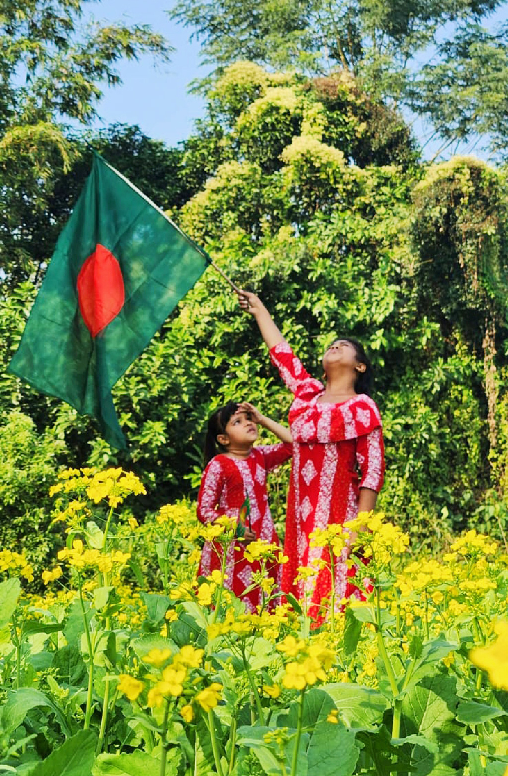 মহান বিজয় দিবস উপলক্ষে শিশুদের বায়না থাকে পতাকা কেনার। অভিভাবকদের কিনে দেওয়া পতাকা হাতে ফসলের মাঠে তারা মেতে উঠেছে দুরন্তপনায়। ঢাকা-আরিচা মহাসড়ক সংলগ্ন ঘিওর উপজেলার বানিয়াজুরী ইউনিয়নের রাথুরা গ্রামের ফসলের মাঠ থেকে তোলা, মানিকগঞ্জ, ১৬ ডিসেম্বর ২০২৪। ছবি: আব্দুর রাজ্জাক