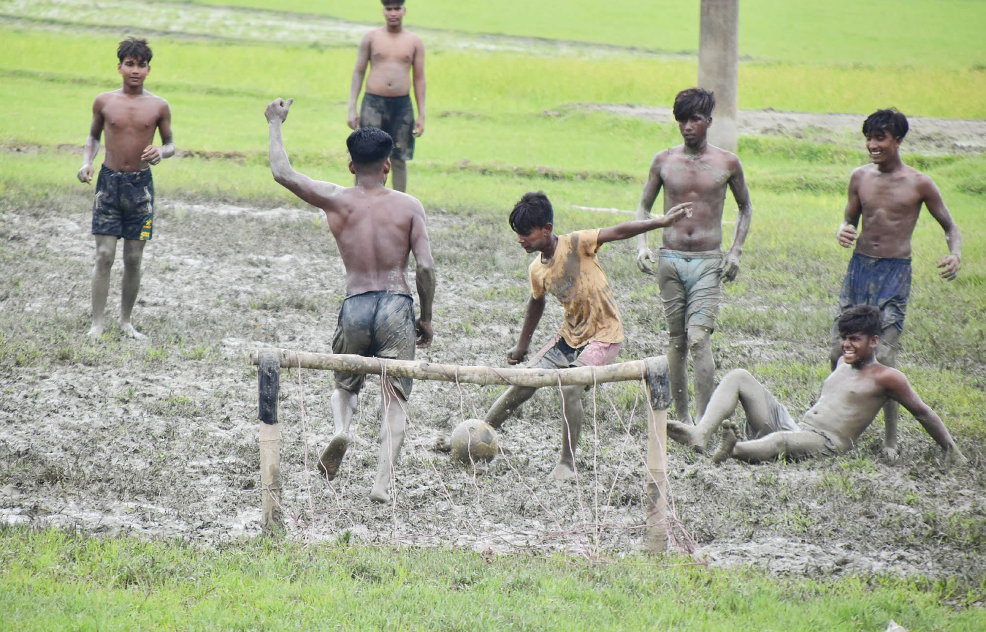 বৃষ্টিতে কাদাটে হয়ে গেছে মাঠ। সেখানে ফুটবল খেলায় মেতেছে কিশোরের দল। তাদের হাসি মাখা মুখ জানিয়ে দিচ্ছে শরীর কাদায় মাখামাখি করে এই খেলা তাদের ভীষণ আনন্দ দিচ্ছে। গোদাগাড়ী উপজেলার দেওপাড়া ইউনিয়নের একটি মাঠ, রাজশাহী, ১৩ জুলাই ২০২৩। ছবি: মিলন শেখ