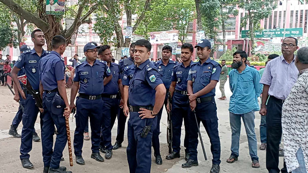 ছাত্রলীগের দুই পক্ষের মুখোমুখি অবস্থান, ছাত্রদলের মিছিল