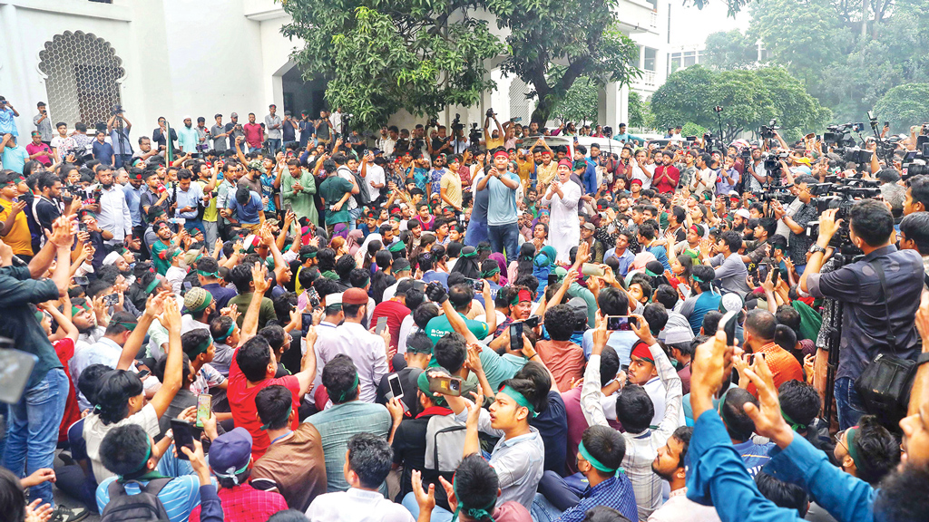 বিক্ষোভের মুখে এবার বেঞ্চ হারালেন ১২ বিচারপতি