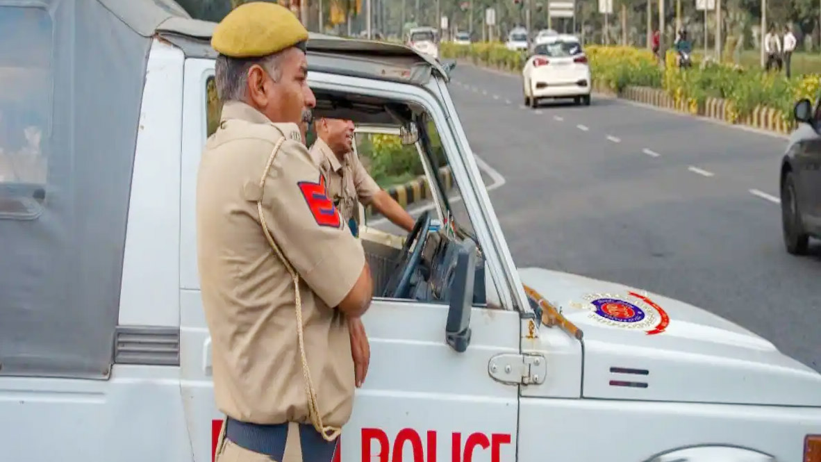 স্ত্রীকে নিয়ে অশালীন মন্তব্য, ৩ সহকর্মীকে গুলি করে হত্যা করল পুলিশ 