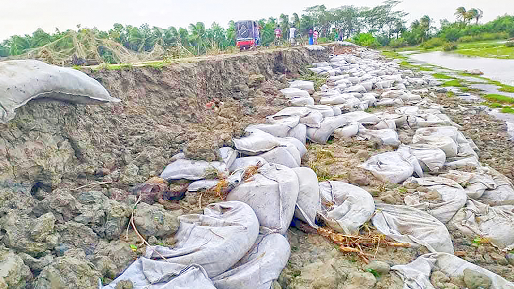মেঘনার ভাঙনের কবলে মনপুরা