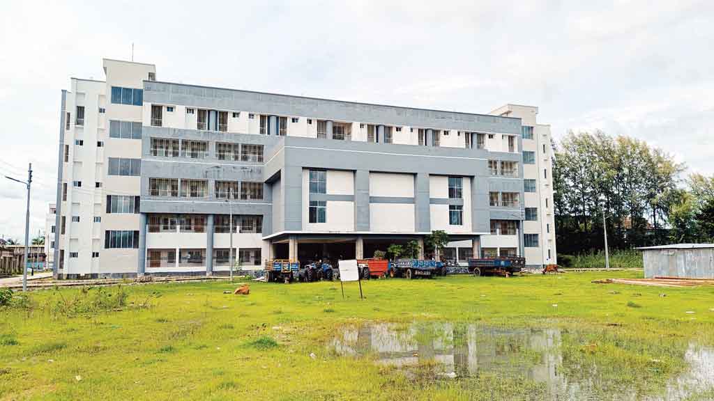পটুয়াখালী হাসপাতাল: ৬৫১ কোটি টাকায় ভবন, তবু মেঝেতে চিকিৎসা