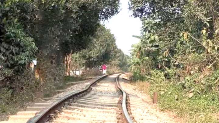 গরমে বেঁকে যেতে পারে লাইন, গতি কমিয়ে ট্রেন চালানোর নির্দেশ 