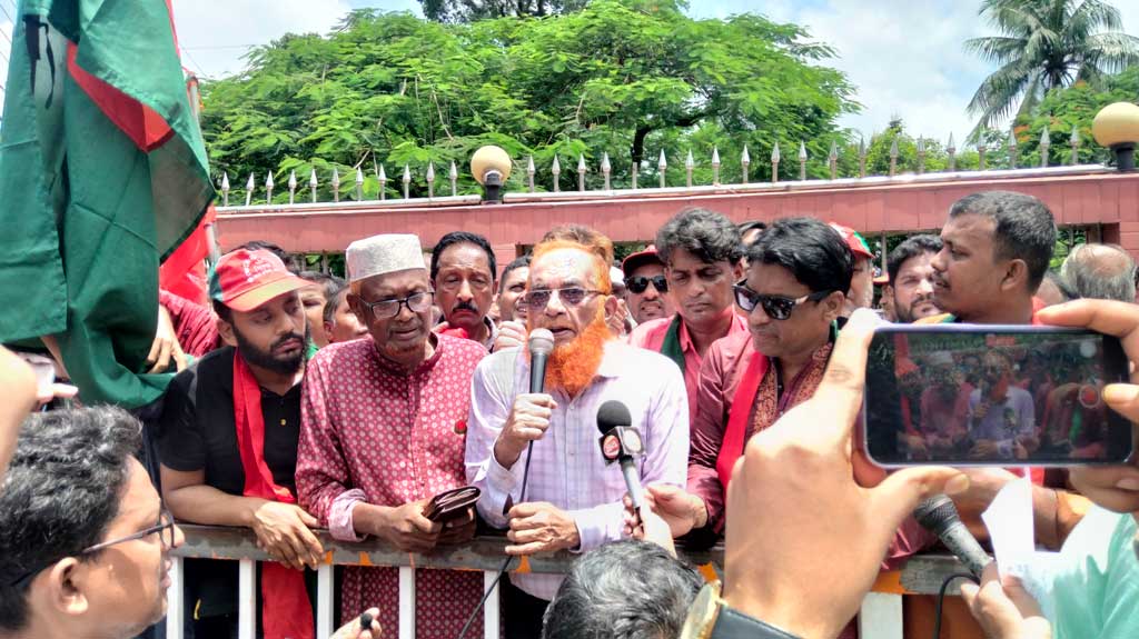 ‘যে পতাকার জন্য যুদ্ধ করেছি, সেই পতাকা মাথায় নিয়ে ওরা রাজাকার স্লোগান দেয়’