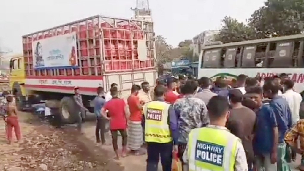 রায়পুরায় গ্যাস সিলিন্ডারবোঝাই ট্রাকচাপায় শিশুর মৃত্যু