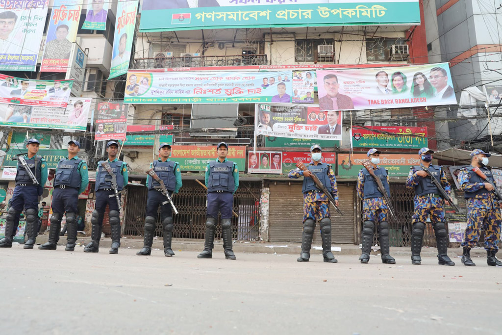 বিএনপি কার্যালয়ের সামনে মোতায়েন করা হয়েছে অতিরিক্ত পুলিশ।