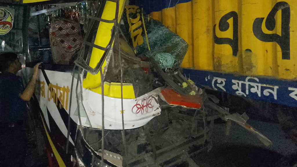 কুমিল্লায় কাভার্ড ভ্যানের পেছনে বাসের ধাক্কা, নারী নিহত
