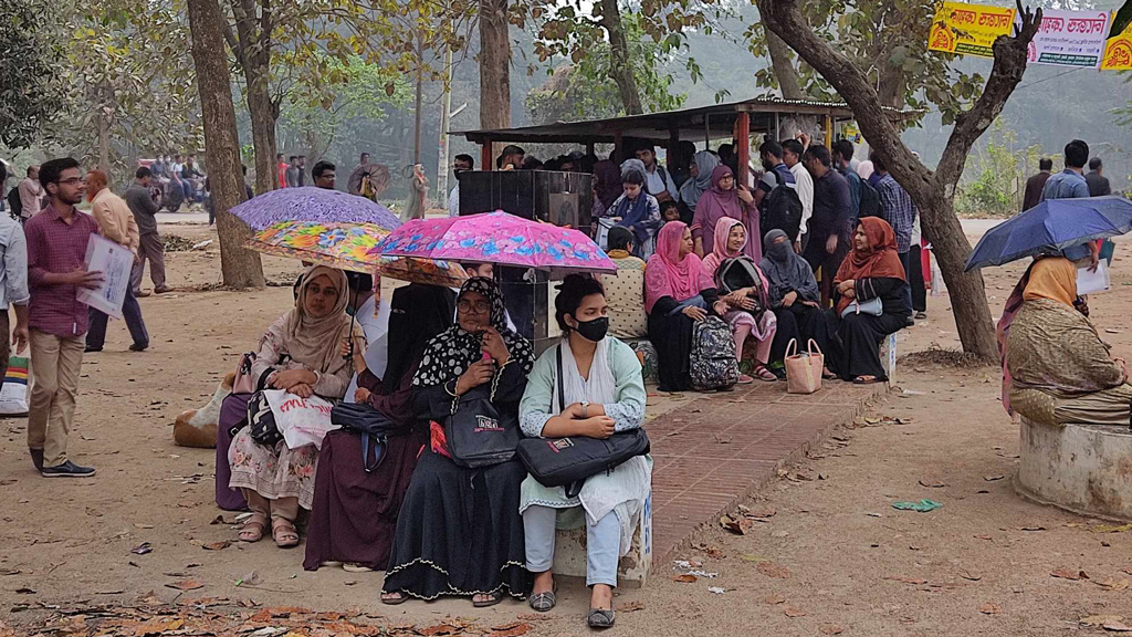 জাহাঙ্গীরনগরে ভর্তি পরীক্ষা শুরু, হঠাৎ বৃষ্টিতে বিড়ম্বনা