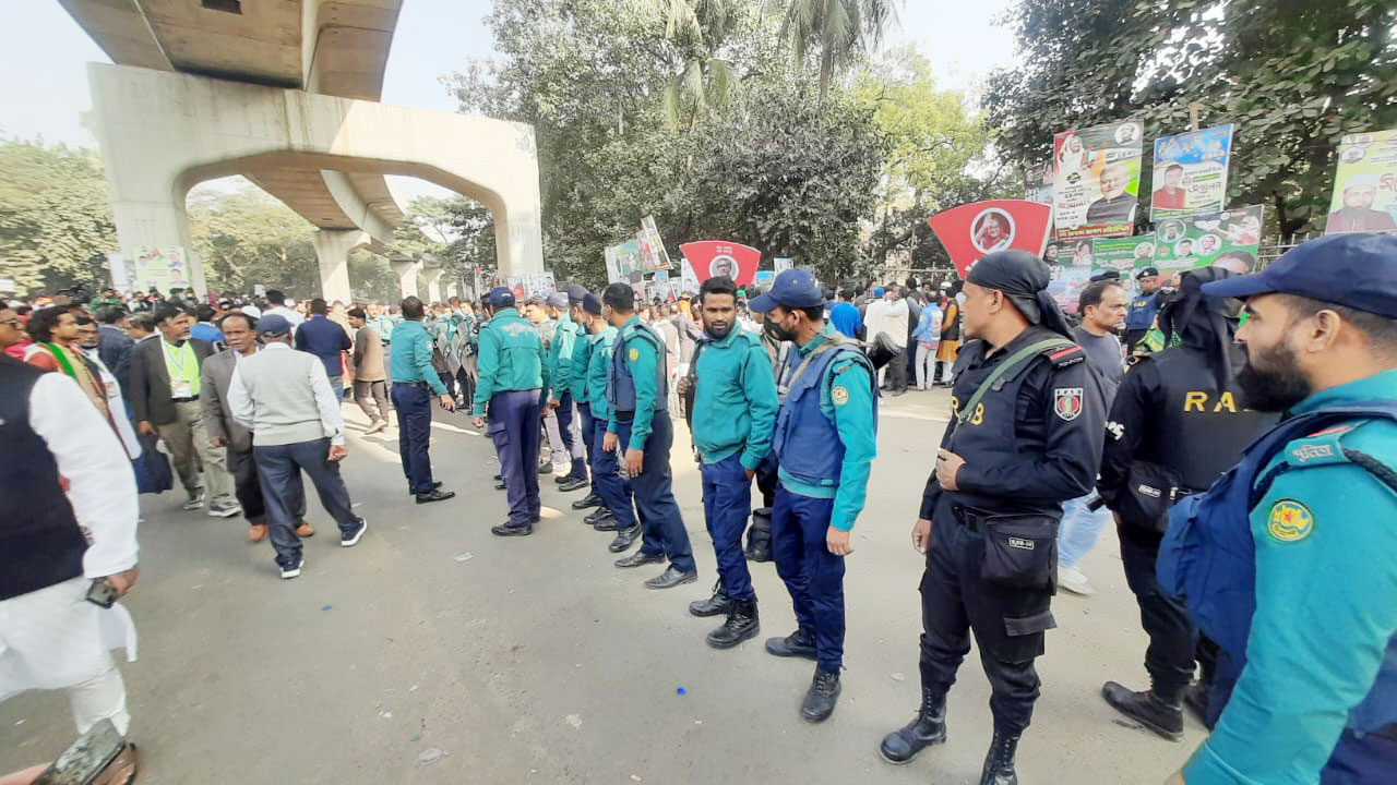 সোহরাওয়ার্দী উদ্যানের সামনে নিরাপত্তা কাজে নিযুক্ত রয়েছে শত শত পুলিশ। ছবি: নাজমুল হাসান সাগর