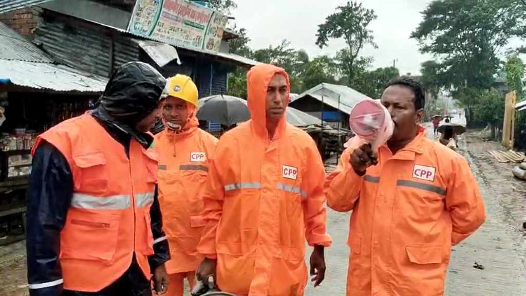 ঘূর্ণিঝড় মিধিলি: বাগেরহাটের আশ্রয়কেন্দ্রে ছুটছে উপকূলবাসী, বন্দরে পণ্য ওঠানামা বন্ধ