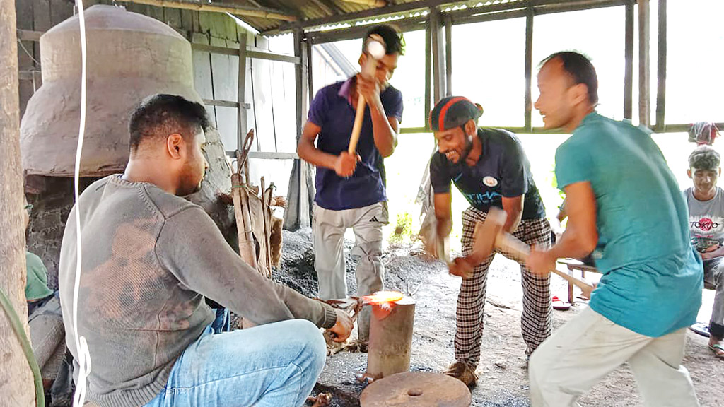 কামারপাড়ায় বেড়েছে ব্যস্ততা