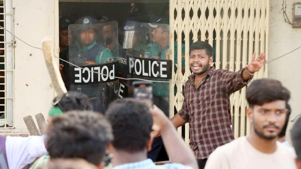 বরিশালে ছাত্রলীগ কর্মীদের আশ্রয় দেওয়ায় পুলিশ বক্স ভাঙচুর