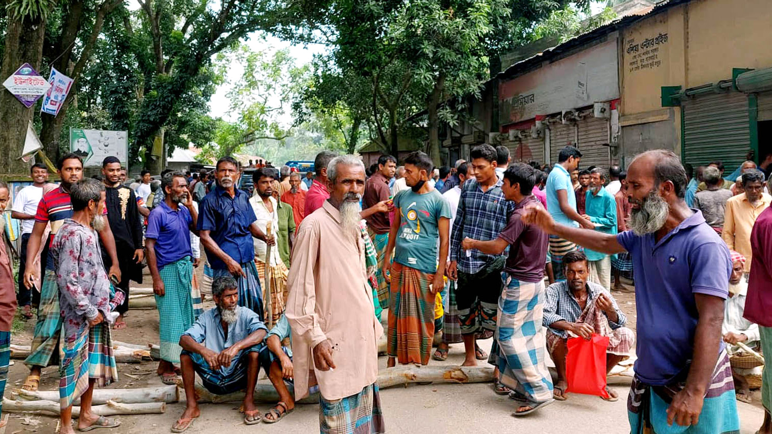 ধুনটে সার না পেয়ে সড়কে কৃষকেরা