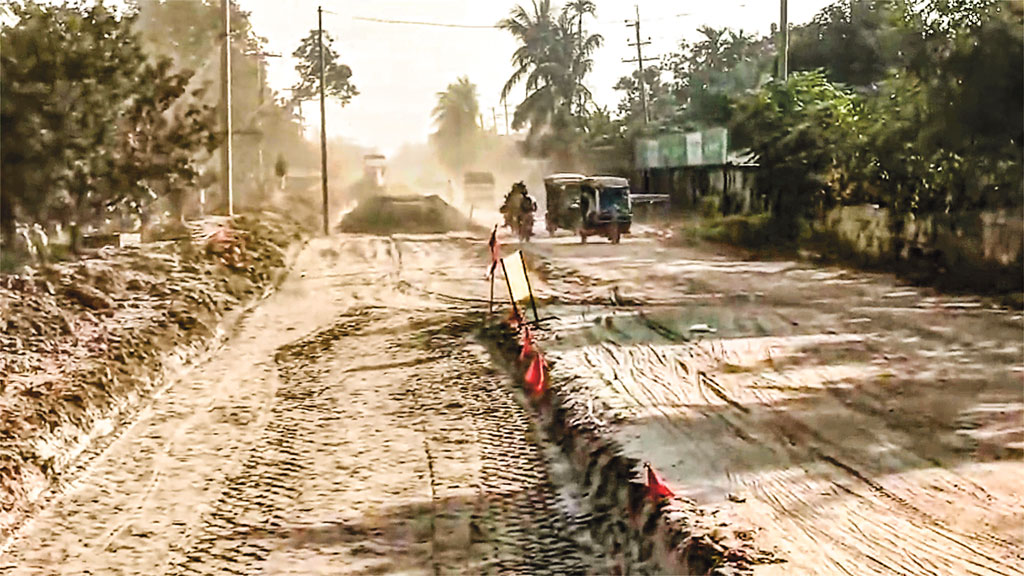 সাতক্ষীরা-শ্যামনগর সড়ক: কাজে ধীরগতি, গর্ত ও ধুলায় চরম ভোগান্তি