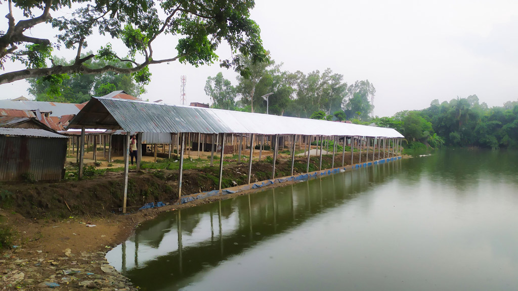 বগুড়ায় হাটের জায়গা দখল করে ঘর নির্মাণের অভিযোগ