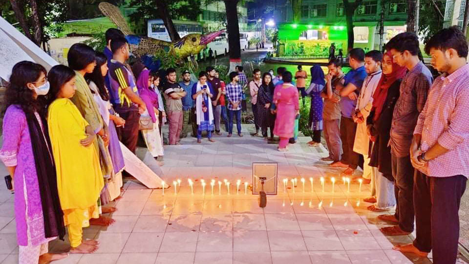 জবি শিক্ষার্থীর মৃত্যু: মোমবাতি প্রজ্বলন করে তদন্তের দাবি সহপাঠীদের