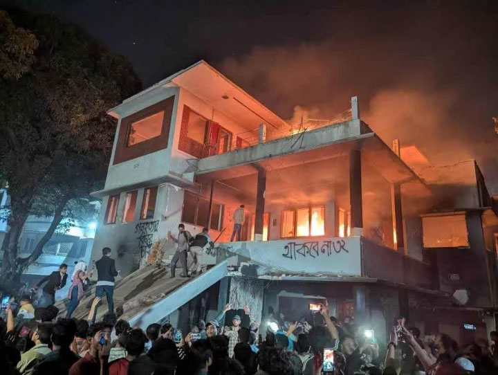 ধানমন্ডি ৩২ নম্বরে মাঝরাতে আগুন-ভাঙচুর