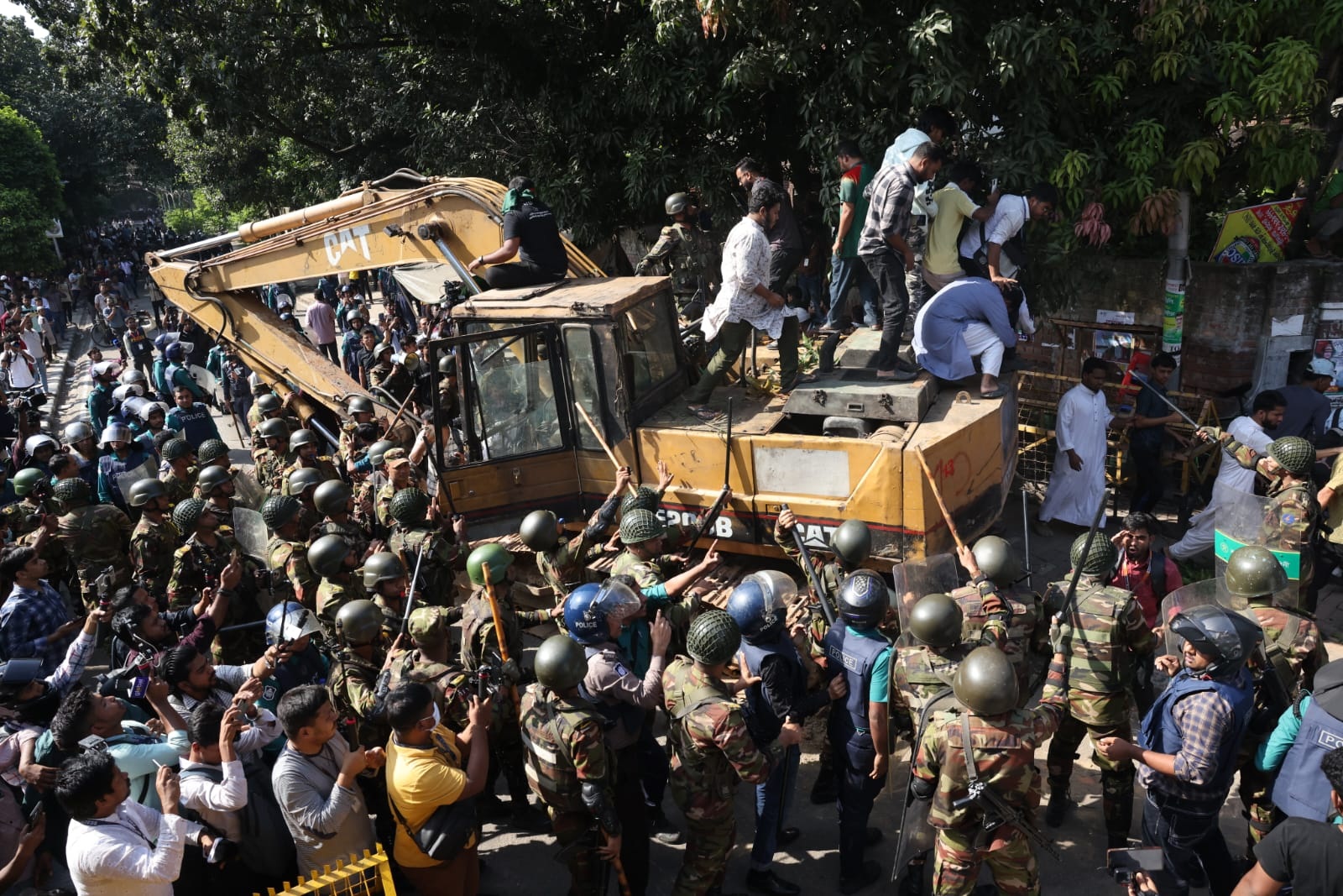 সেনাবাহিনী বিক্ষোভকারীদের লাঠিচার্জ করে সরিয়ে দেয়। ছবি: আজকের পত্রিকা