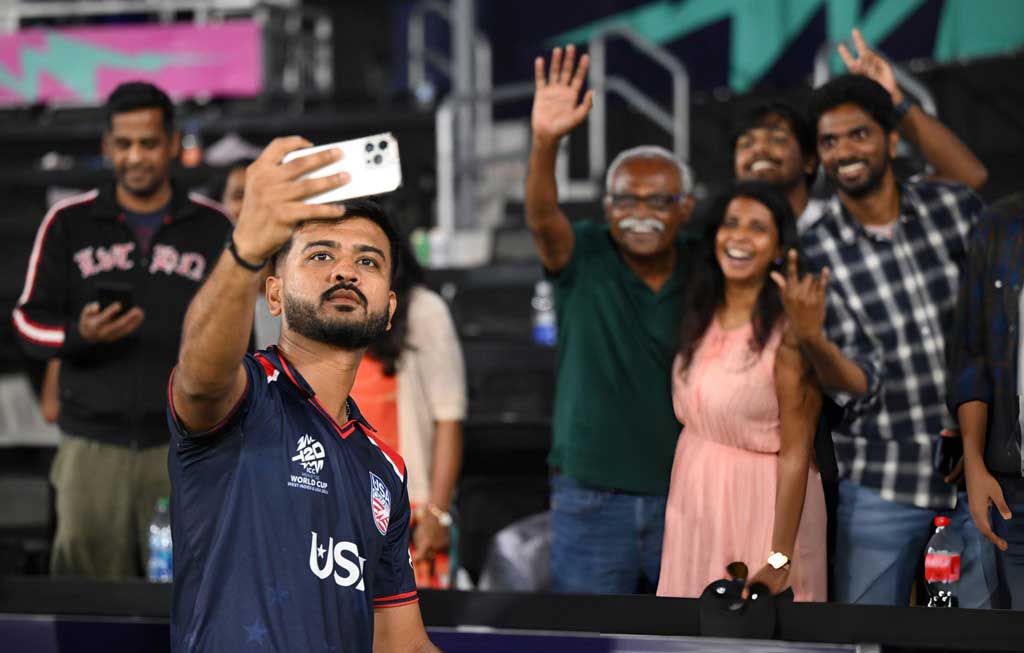 কানাডাকে হেসেখেলে হারানোর পর ফুরফুরে মেজাজে যুক্তরাষ্ট্র অধিনায়ক মোনাঙ্ক প্যাটেল। ভক্ত-সমর্থকদের সঙ্গে সেলফি তুলেছেন প্যাটেল।  ছবি: এএফপি