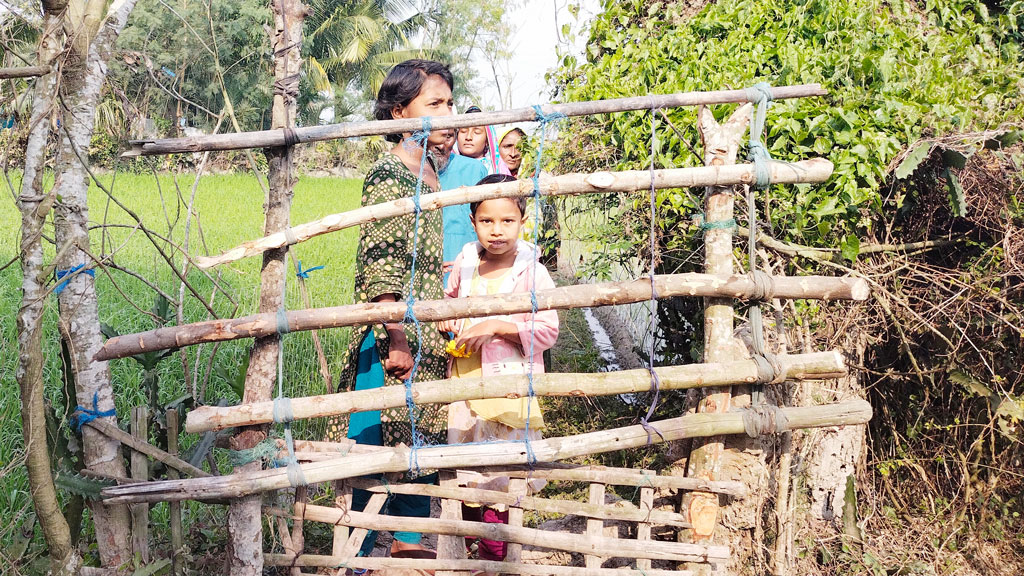 যাতায়াতের পথে ঘেরা বেড়া, ১৫ দিন ধরে অবরুদ্ধ তিন পরিবার