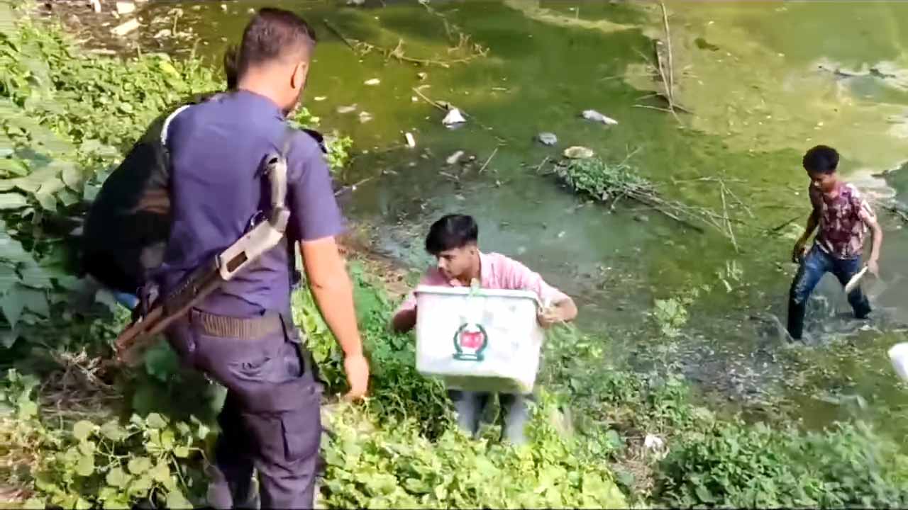 আখাউড়ায় ব্যালট বাক্স ছিনতাই, পুকুর থেকে উদ্ধার করল পুলিশ 