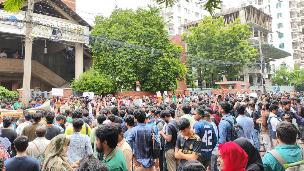 আফতাবনগর-বনশ্রীতে শিক্ষার্থী ও অভিভাবকদের বিক্ষোভ