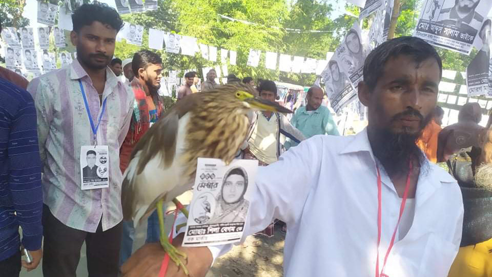 জ্যান্ত প্রতীক নিয়ে হাজির সমর্থক