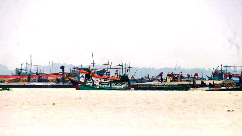 অবৈধভাবে বালু উত্তোলনে ভাঙছে শত শত বিঘা জমি