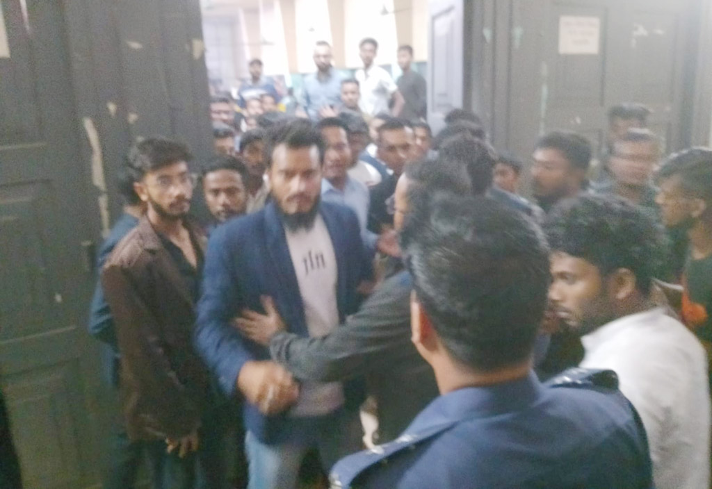 যশোরে বর্ধিত সভায় ছাত্রলীগের দু-পক্ষের মধ্যে হট্টগোল-হাতাহাতি