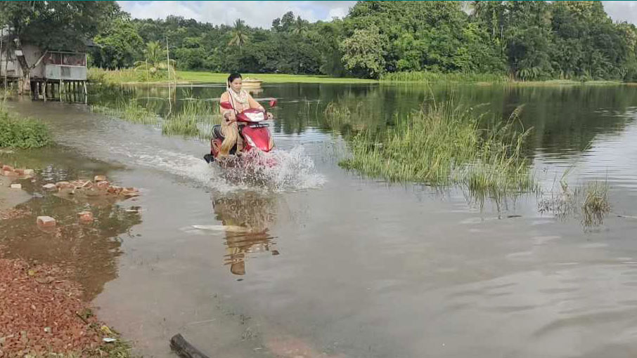 কাপ্তাই হ্রদের পানি বেড়ে বিপৎসীমা ছুঁই ছুঁই, রাস্তাঘাট ও ঘরবাড়িতে পানি ওঠায় দুর্ভোগ