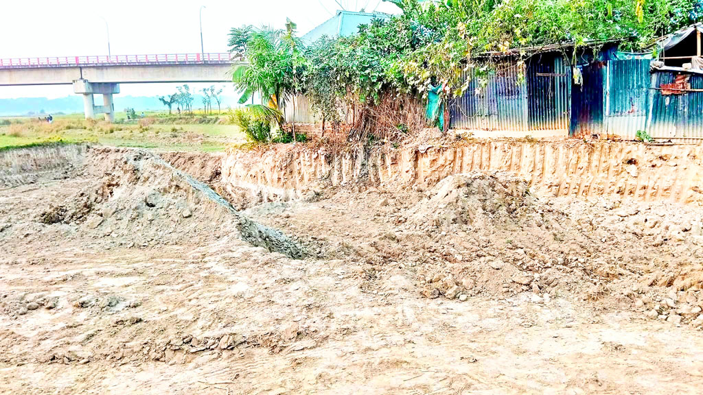 ফসলি জমির মাটি ইটভাটায়