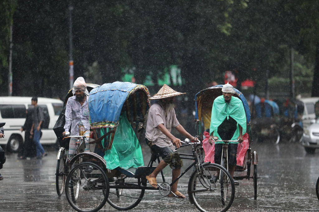 বৃষ্টিতেও থেমে নেই জীবিকার চাকা। পলিথিন মাথায় দিয়ে কেউ যাত্রীর সন্ধানে কেউ বা যাত্রী নিয়ে যাচ্ছেন গন্তব্যে।