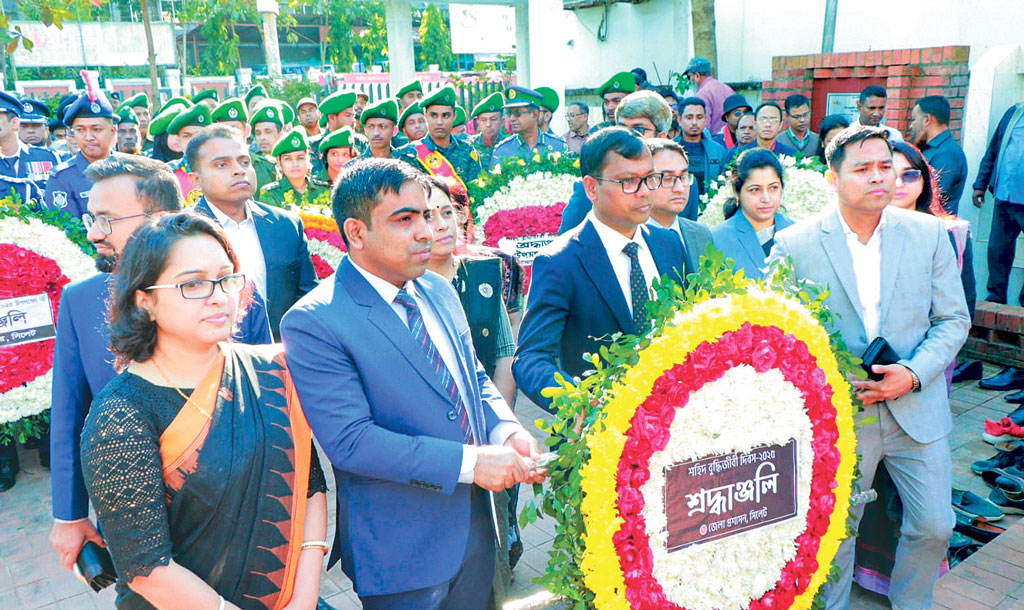 সিলেট জেলা প্রশাসনের উদ্যোগে নগরীর চৌহাট্টা এলাকায় শহীদ বুদ্ধিজীবী স্মৃতিসৌধে শ্রদ্ধা নিবেদন করা হয়। ছবি: আজকের পত্রিকা