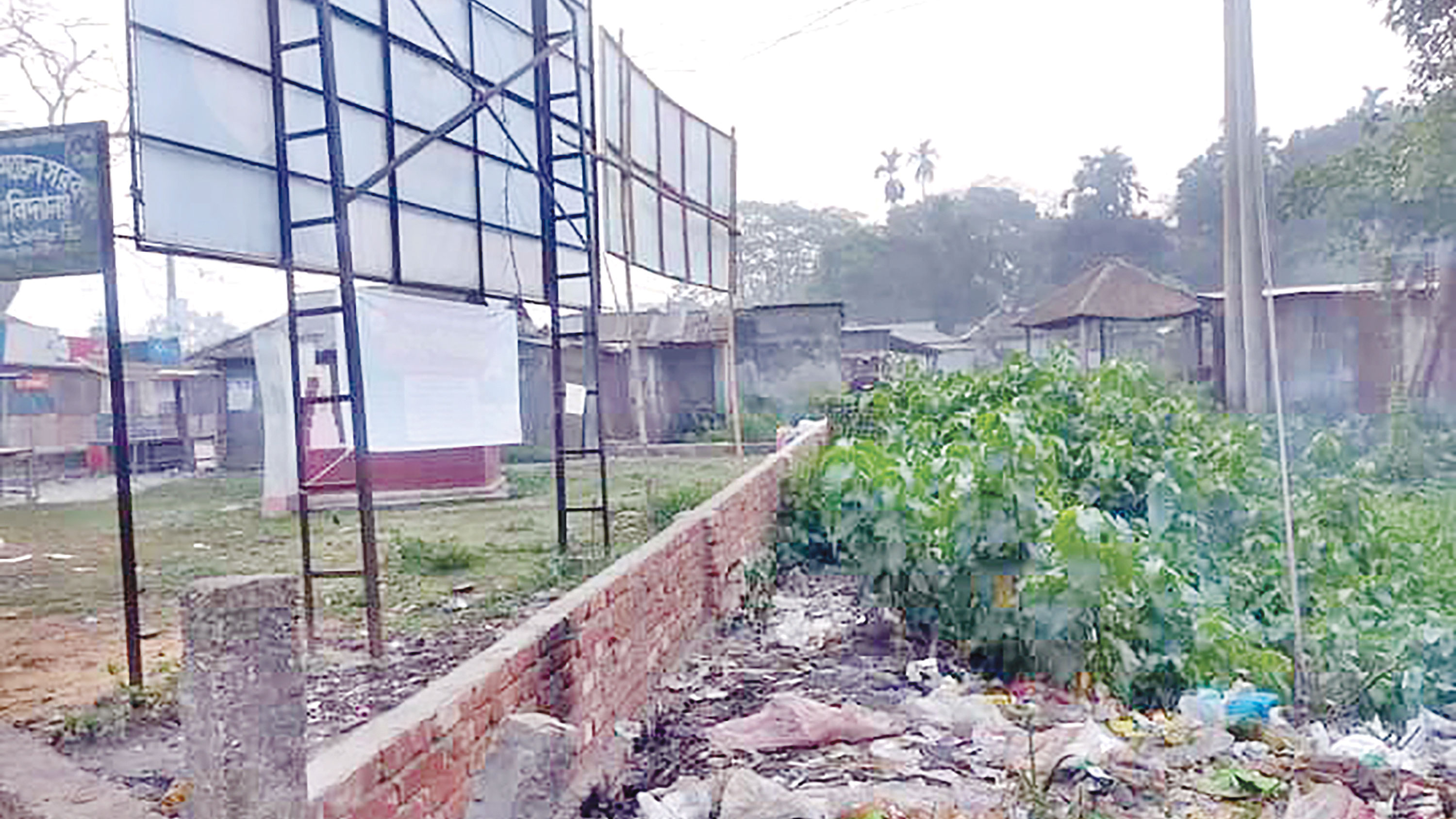 ময়লা ফেলে স্মৃতিসৌধ ও  পুকুর ভরাট, পরে দখল