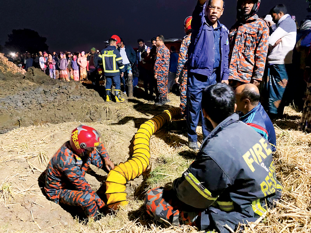 ৩০ ফুট গভীর গর্তে দুই বছরের শিশু