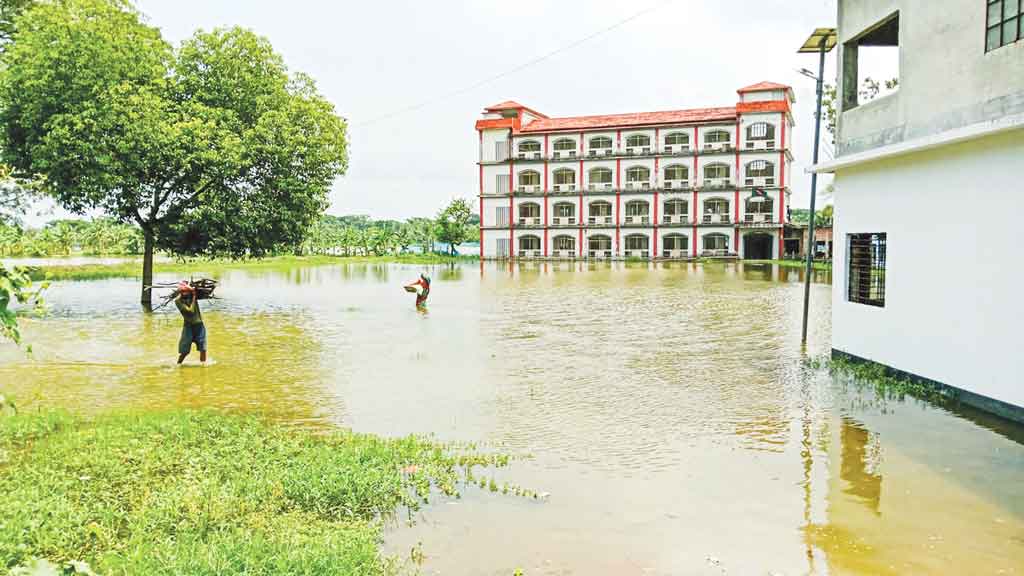 ভরাটের ১০ দিন পরই কলেজমাঠে হাঁটুপানি