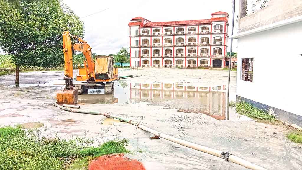 প্রশাসনের তত্ত্বাবধানে নদীর বালুতে কলেজের মাঠ ভরাট