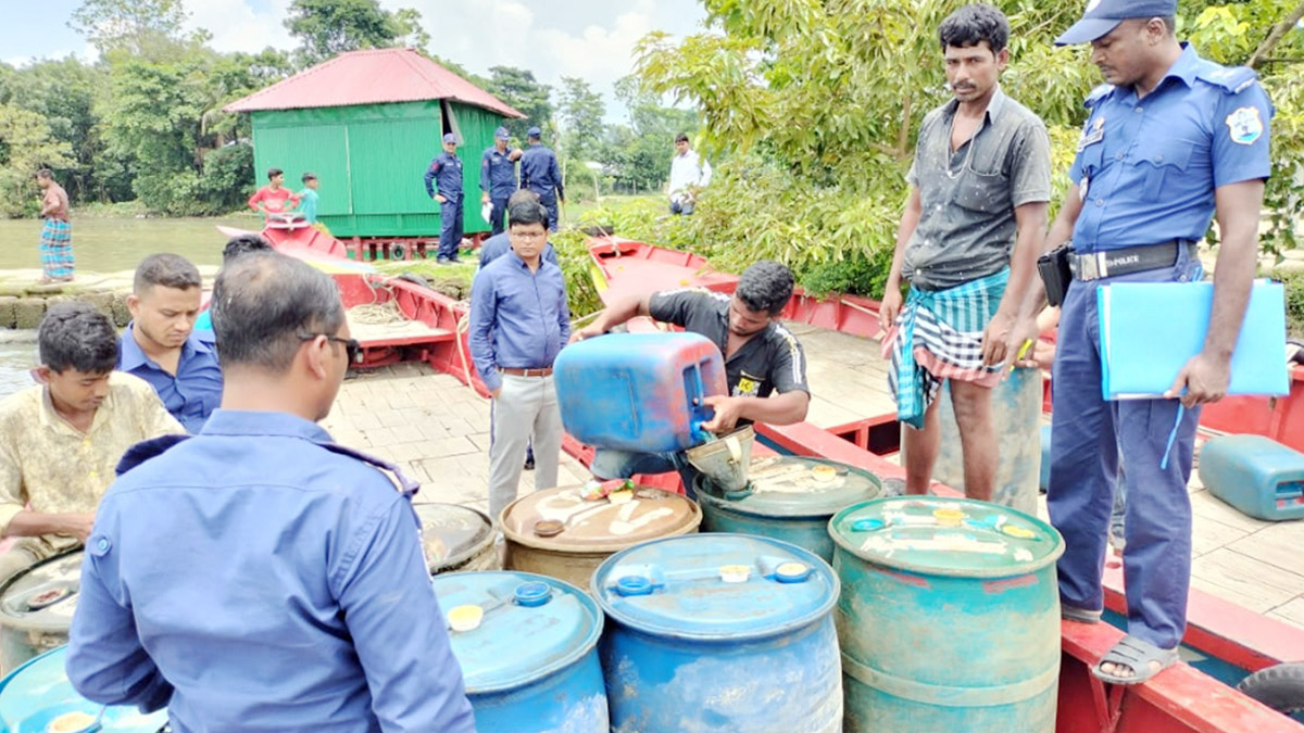 মেঘনা নদীতে লঞ্চঘাট থেকে ১৮০০ লিটার চোরাই ডিজেল জব্দ