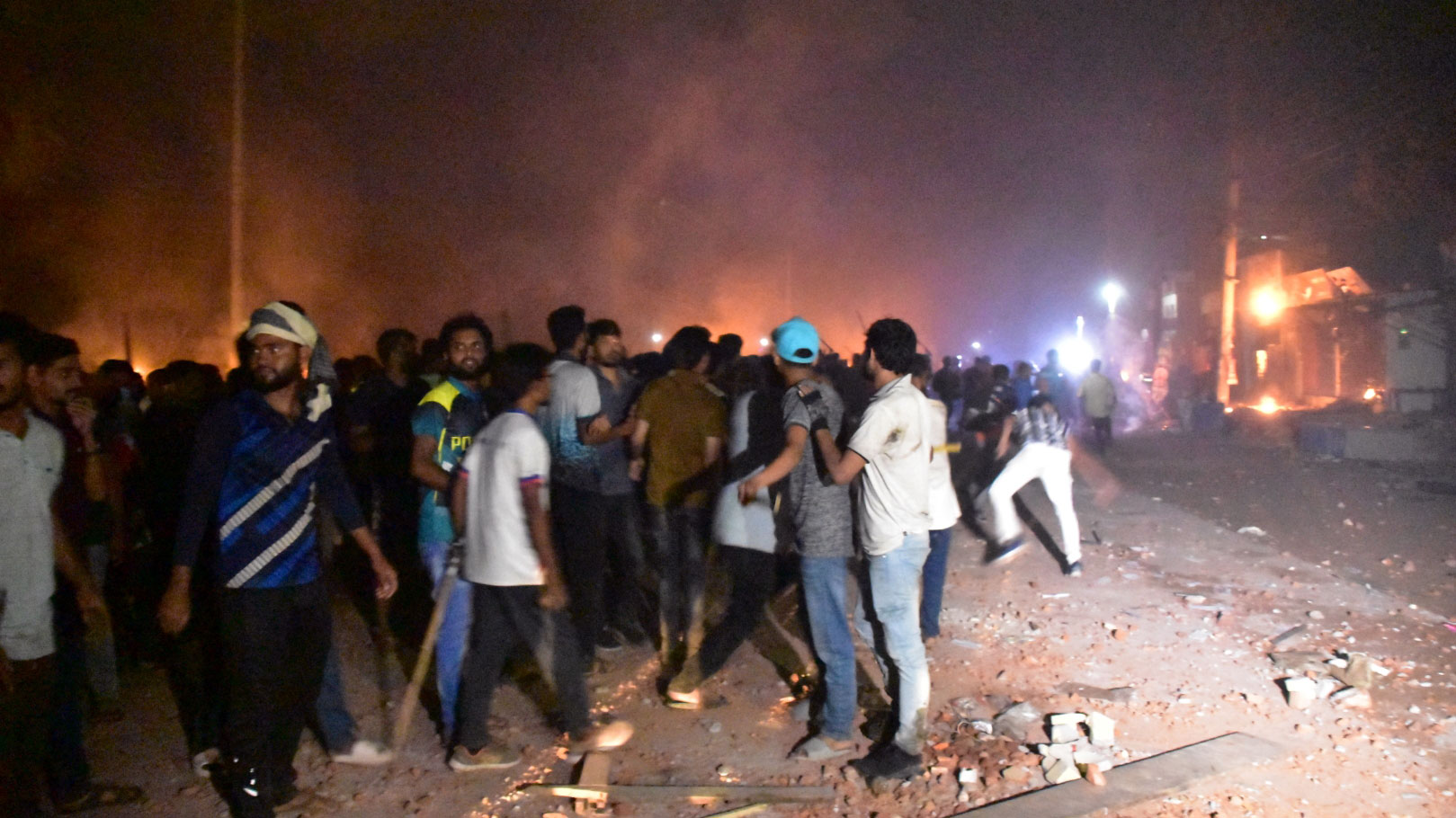 রাবি শিক্ষার্থীদের রেললাইন অবরোধ, ট্রেন চলাচল বন্ধ