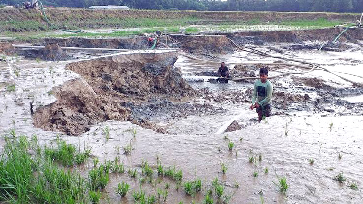 বন্ধ হচ্ছে না মাটি–বালু তোলা