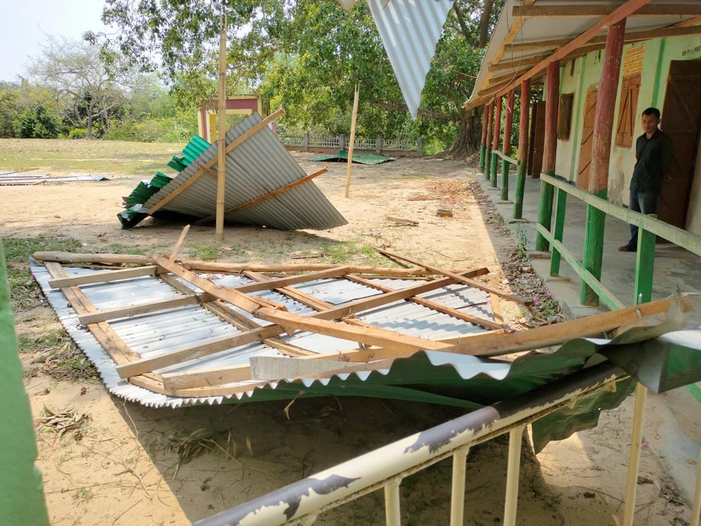 কালবৈশাখী উড়িয়ে নিল প্রাথমিক বিদ্যালয়ের চাল