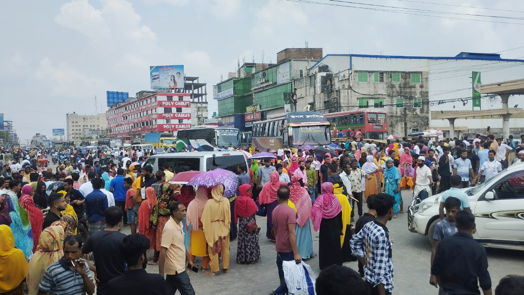 গাজীপুরে পোশাকশ্রমিকদের বিক্ষোভ, ঢাকা-ময়মনসিংহ সড়কে যান চলাচল বন্ধ